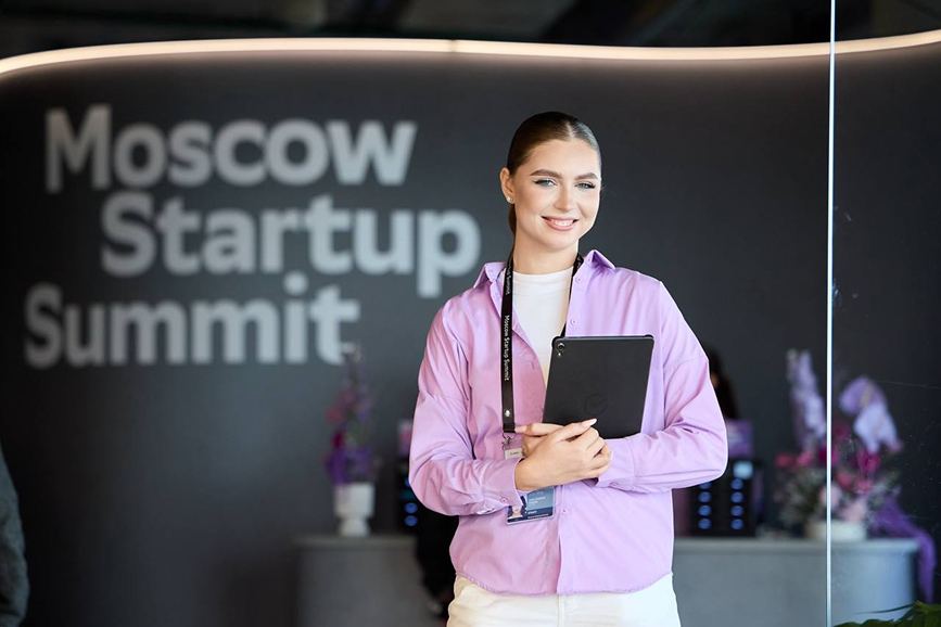 Хостес AnyTie на Startup Summit